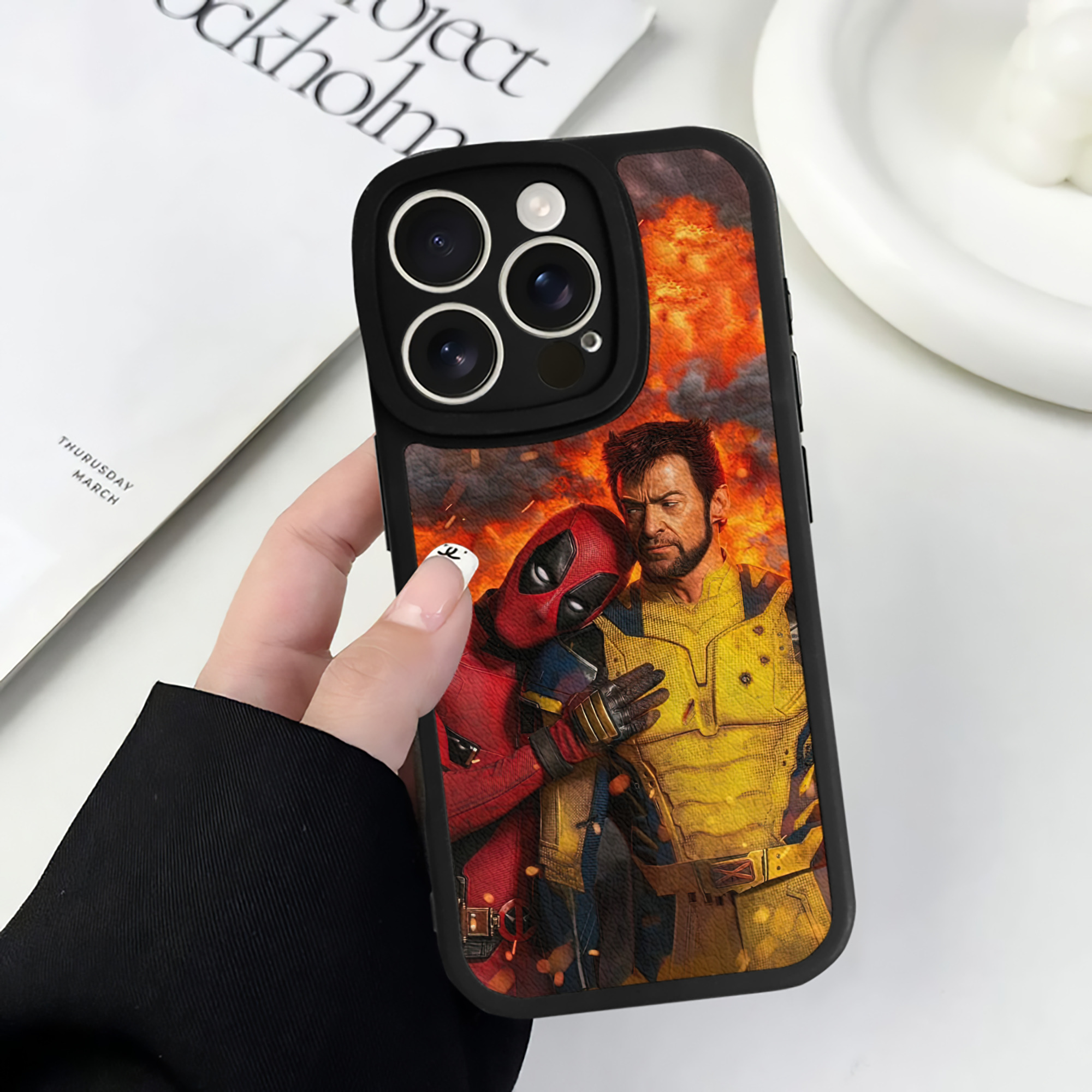 （画像用） Deadpool デッドプール 【iPhone 16シリーズ対応】シリコンスマホケース（レザー調） 材質：シリコン